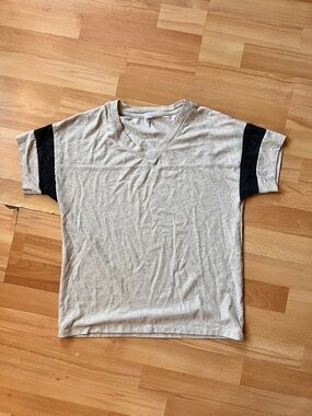 Women’s vintage V-Neck Short Sleeve Tee in oatmeal with grey Sleeve Accents